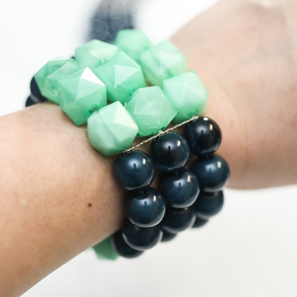 Beaded necklace and bracelet - Picture 3 of 11